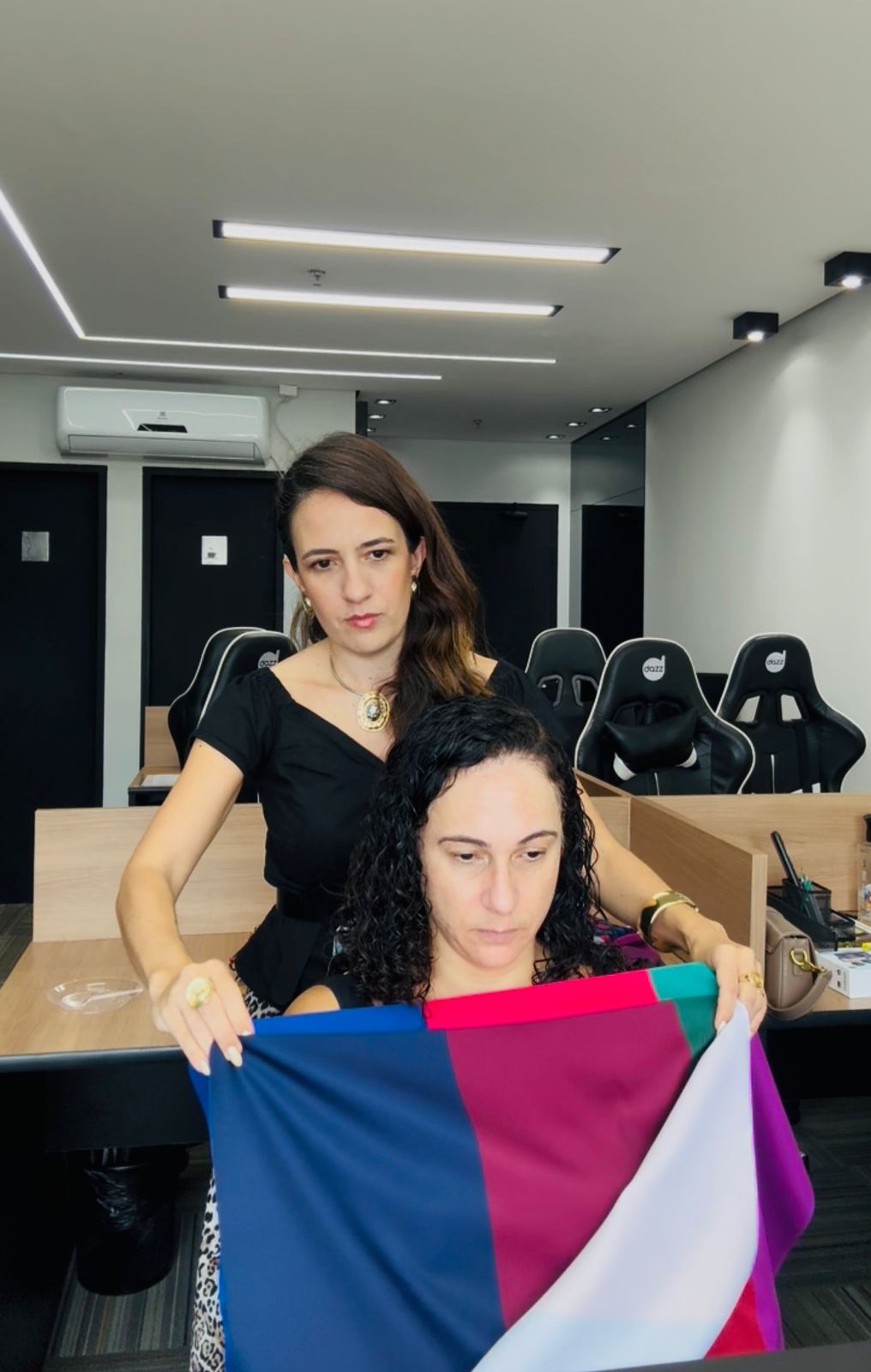 Vanessa Bento conduzindo a análise de coloração pessoal