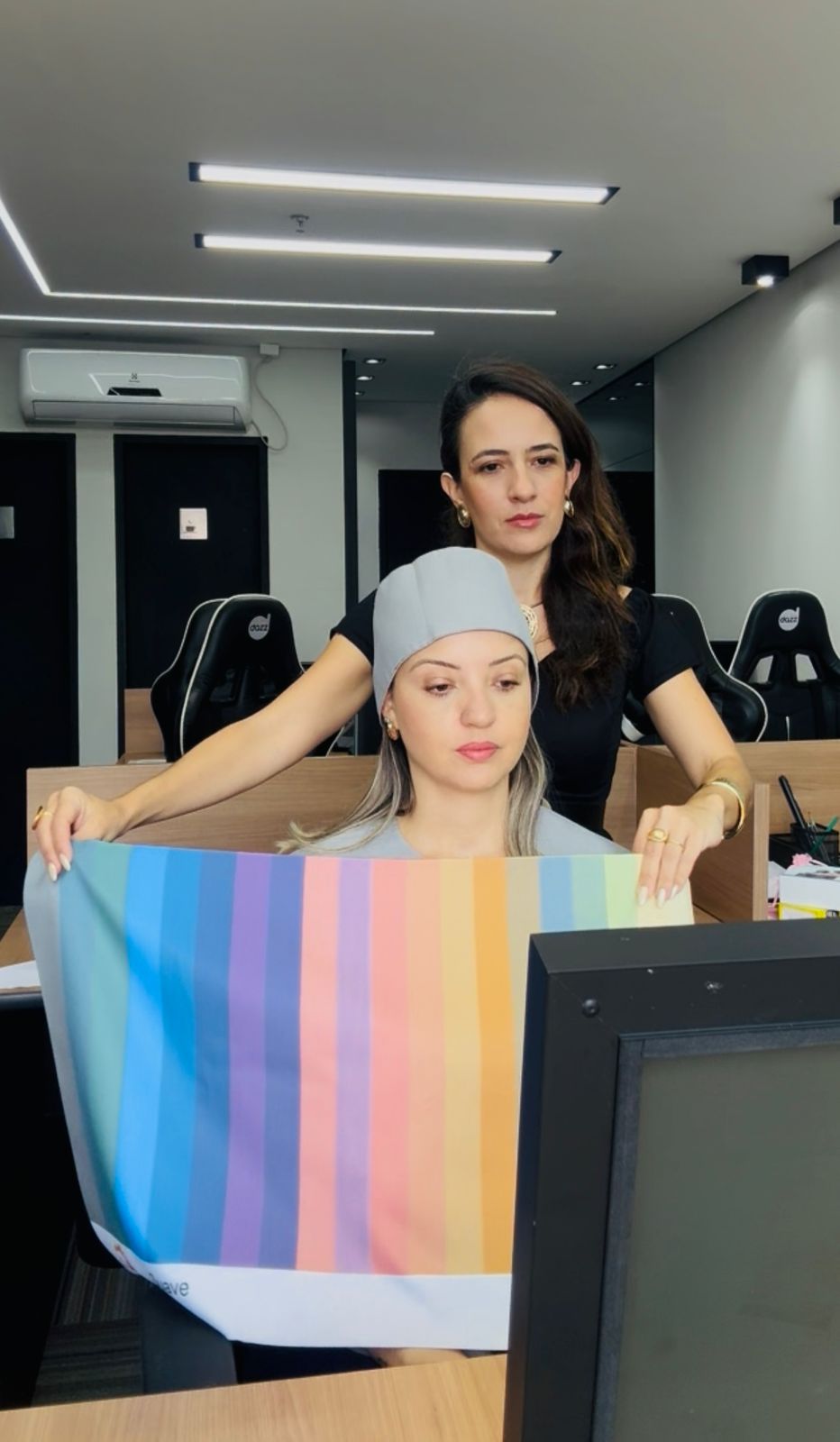 Cliente com tecidos em tons pastel no Color Day