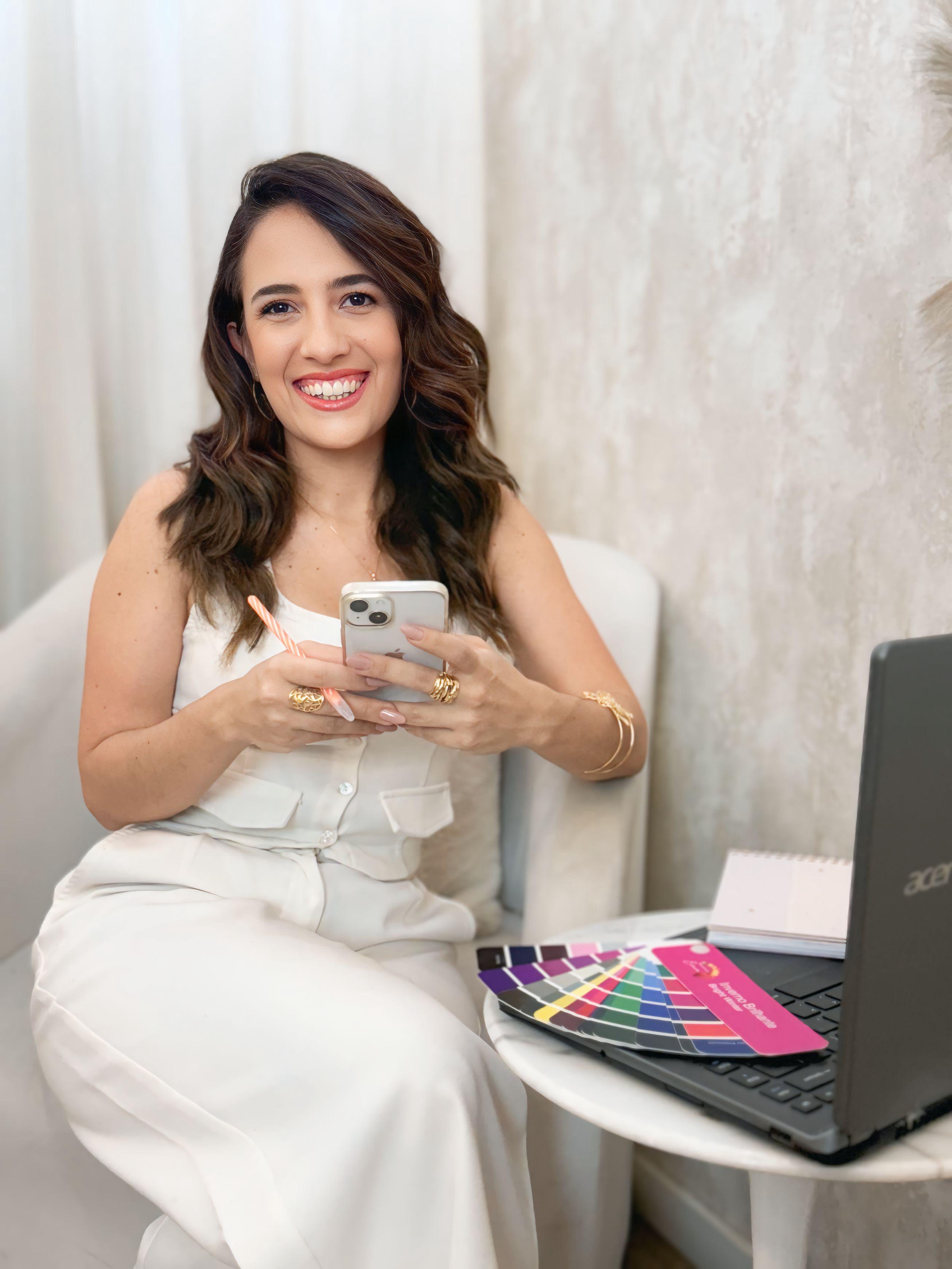Vanessa Bento, consultora de coloração pessoal, com uma cartela de cores